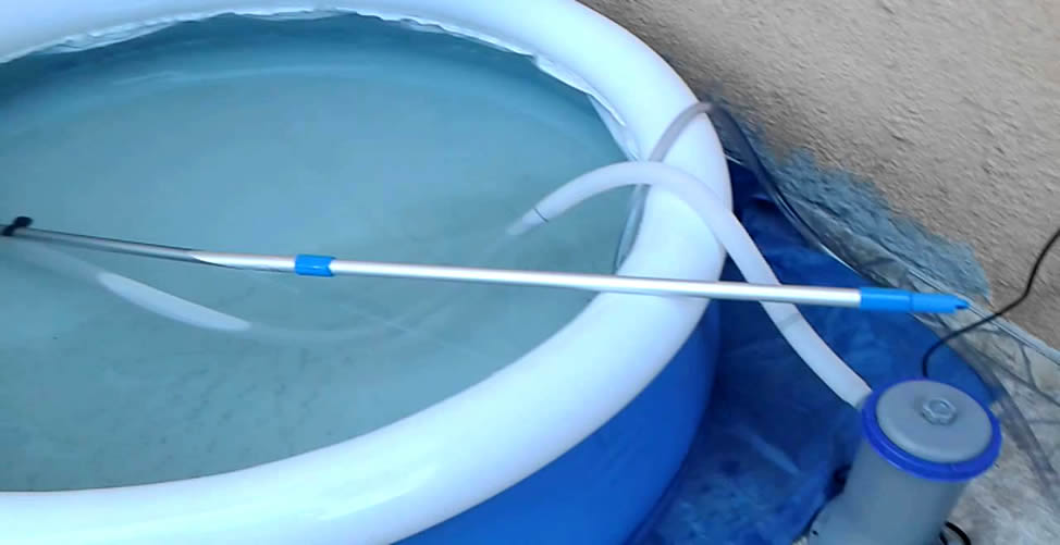 ¿Cómo saber donde hay agujeros en una piscina de plástico?