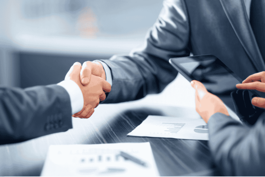 Accord professionnel entre deux entrepreneurs lors d’une ouverture de compte bancaire pro