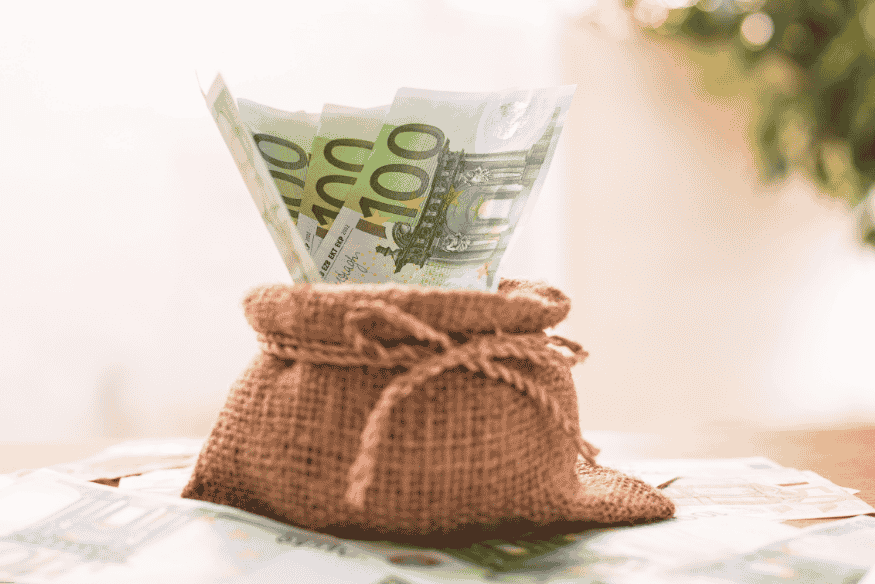 Sac en toile rempli de billets de 100 euros, symbolisant la transparence et la gestion durable des fonds
