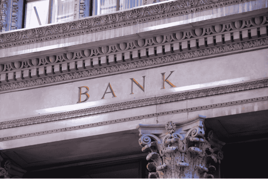 Façade d’une banque traditionnelle avec architecture classique et inscription BANK