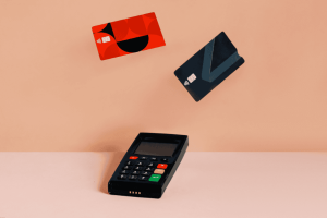 Lecteur de carte avec deux cartes bancaires flottantes