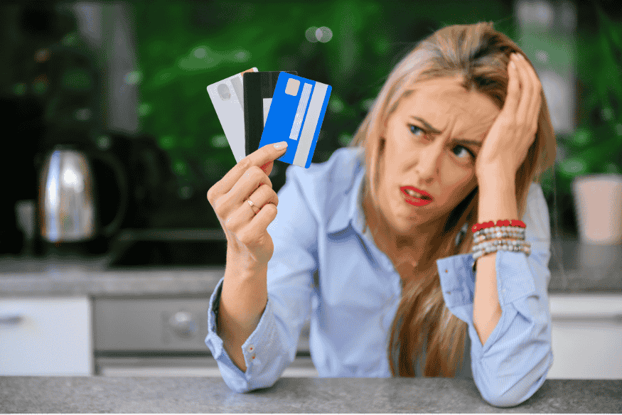 Entrepreneurne confuse face à plusieurs cartes bancaires professionnelles