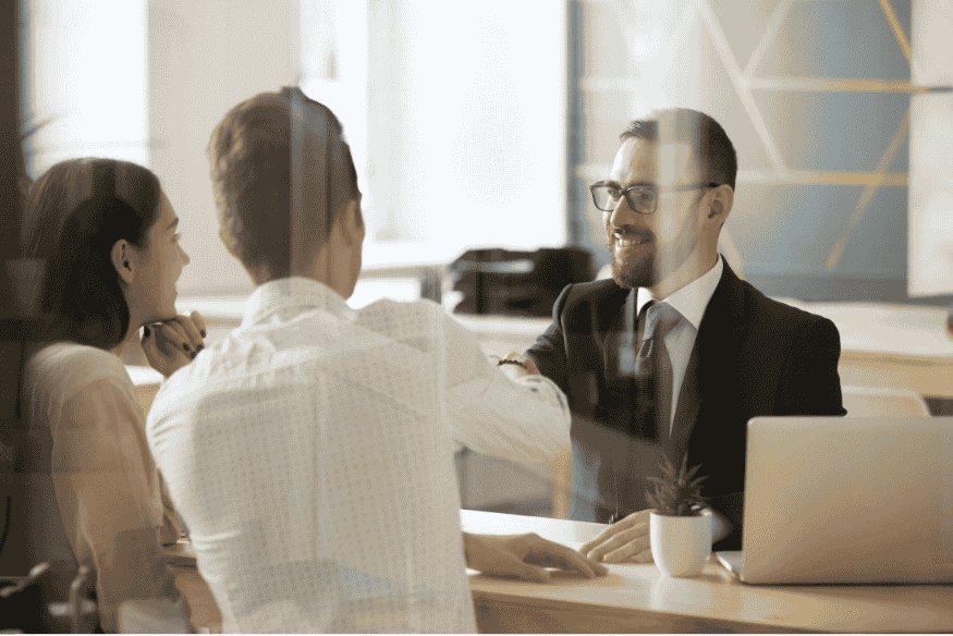Rencontre entre un entrepreneur et un conseiller bancaire dans un bureau professionnel