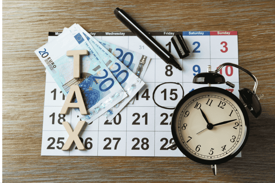 Mot TAXATION vu à travers des lunettes posées sur un journal financier