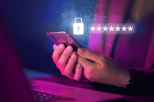 Personne tenant un smartphone avec icône de cadenas et champ de mot de passe crypté.
