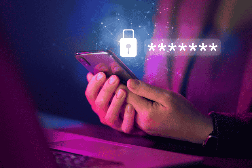 Personne tenant un smartphone avec icône de cadenas et champ de mot de passe crypté.