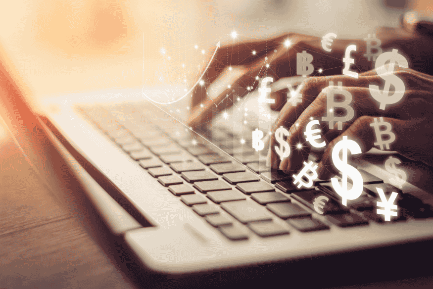 Mains sur un clavier avec symboles monétaires numériques, illustrant les virements et transactions en ligne.