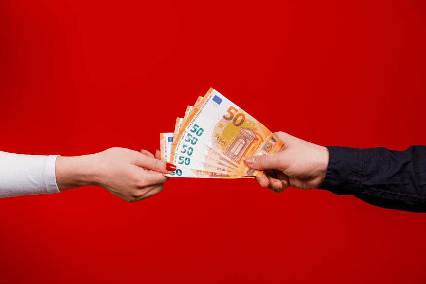 Main tenant des billets de 50 euros dans un échange financier