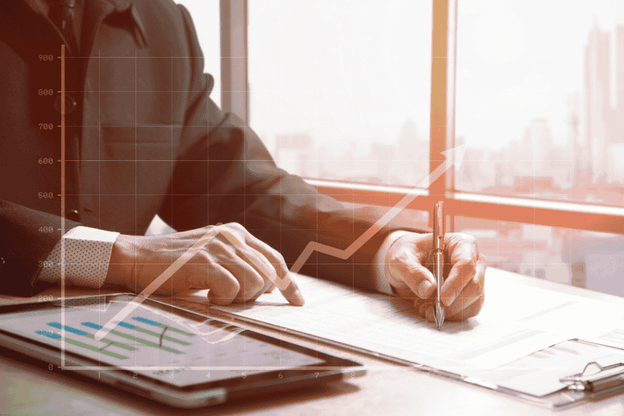 Homme d’affaires analysant la trésorerie d’une entreprise avec graphique de croissance projeté